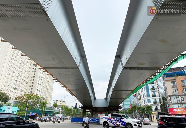 Cận cảnh cầu vượt dầm thép nối liền 3 quận nội thành Hà Nội đang gấp rút thi công - Ảnh 8.