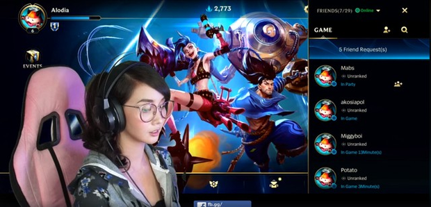 Nhan sắc của cô gái thu hút hơn 300.000 người xem khi livestream LMHT: Tốc Chiến, bất ngờ hơn với quá khứ kinh khủng của cô nàng - Ảnh 1.