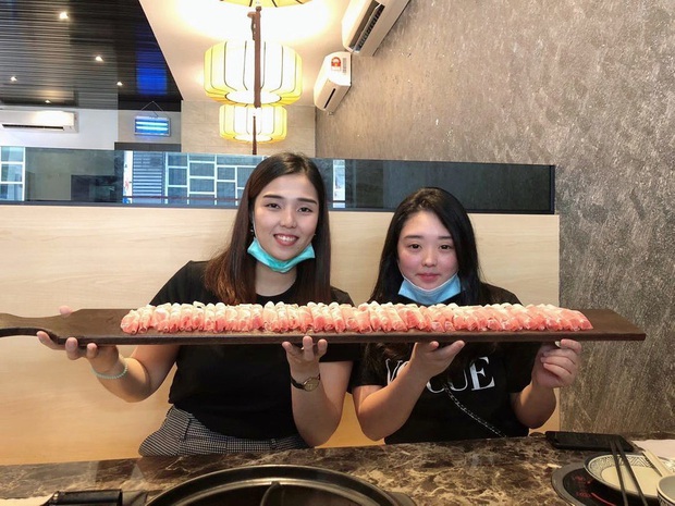 Nhà hàng lẩu tặng free khay thịt bò khổng lồ cho bạn nam thấp hơn 1m65 và bạn nữ thấp hơn 1m55: Cuối cùng đôi chân “một mẩu” cũng phát huy tác dụng! - Ảnh 1.