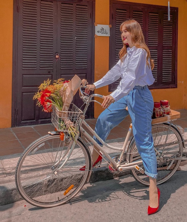 Các mỹ nhân 8x của Vbiz cực kết một mẫu quần jeans hack tuổi siêu phàm, ai diện lên cũng trẻ và ăn chơi hẳn - Ảnh 2. Các mỹ nhân 8x của Vbiz cực kết một mẫu quần jeans hack tuổi siêu phàm, ai diện lên cũng trẻ và ăn chơi hẳn - Ảnh 2.
