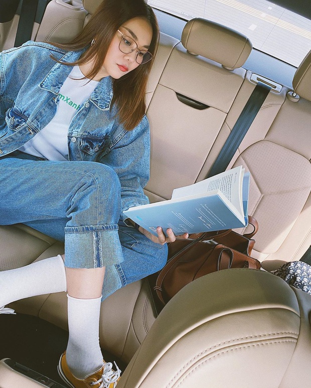 Các mỹ nhân 8x của Vbiz cực kết một mẫu quần jeans hack tuổi siêu phàm, ai diện lên cũng trẻ và ăn chơi hẳn - Ảnh 6. Các mỹ nhân 8x của Vbiz cực kết một mẫu quần jeans hack tuổi siêu phàm, ai diện lên cũng trẻ và ăn chơi hẳn - Ảnh 6.