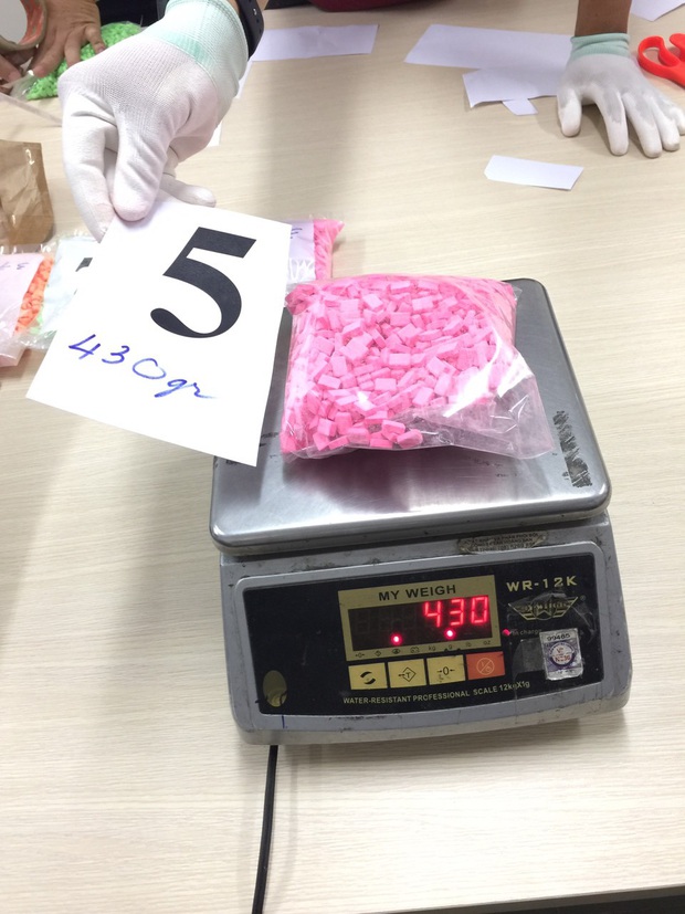 Phát hiện hơn 9 kg ma tuý trong bưu kiện kẹo, túi treo trị giá hơn 20 tỷ đồng từ Châu Âu về Sài Gòn - Ảnh 4.