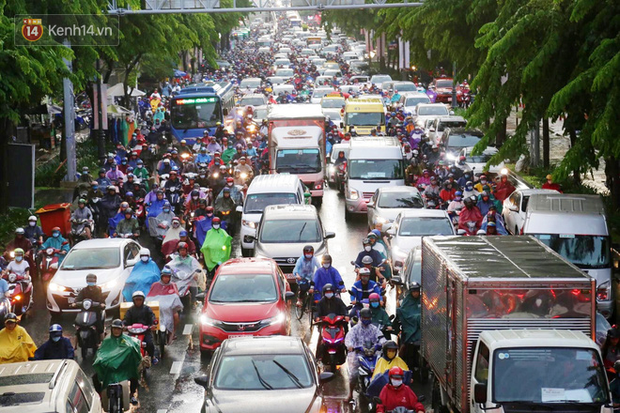 TP.HCM: Mưa mịt mù, người dân hoảng loạn vì ngập nước lút bánh xe, ùn tắc kéo dài tại ngã tư Hàng Xanh - Ảnh 6.