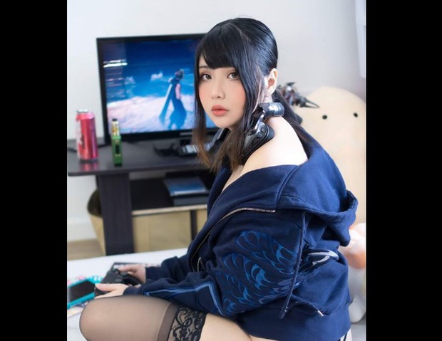 Khoe dáng chơi game gợi cảm cùng tượng Zed, nữ cosplayer gốc Việt khiến bao game thủ xin chết - Ảnh 6.