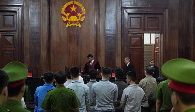 Ảnh: Phúc XO và các bị cáo lĩnh án, người thân khóc nghẹn sau phiên toà - Ảnh 1.