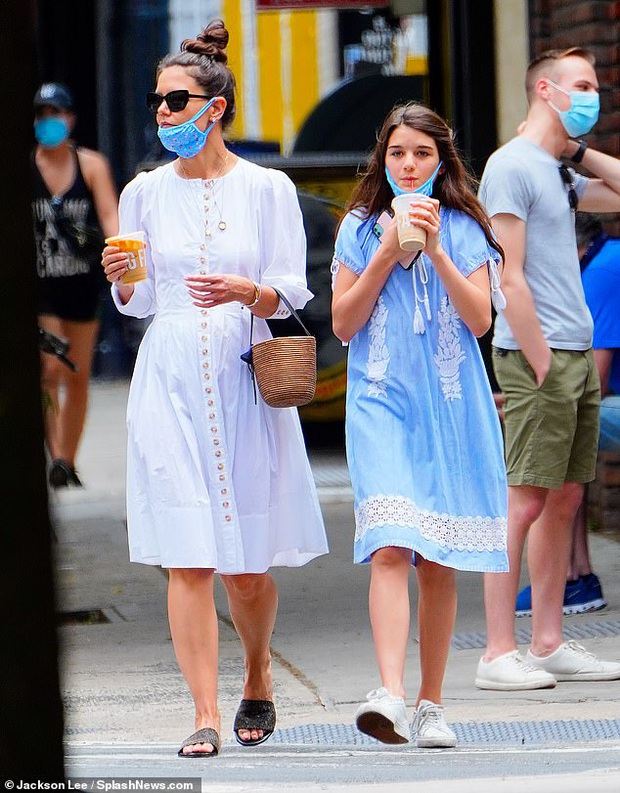 Katie Holmes và Suri Cruise gây sốt chỉ nhờ loạt ảnh dạo phố: Cô nhóc năm xưa giờ lớn và điệu lắm rồi, nhìn mẹ còn bất ngờ hơn - Ảnh 5.