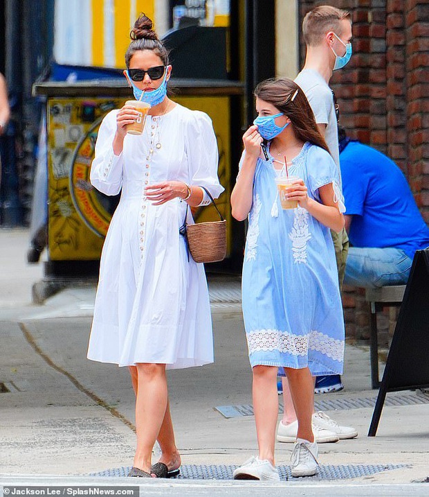 Katie Holmes và Suri Cruise gây sốt chỉ nhờ loạt ảnh dạo phố: Cô nhóc năm xưa giờ lớn và điệu lắm rồi, nhìn mẹ còn bất ngờ hơn - Ảnh 2.