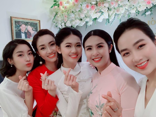 Hội bạn thân toàn nàng Hậu tụ họp dịp sinh nhật Tú Anh: Mai Phương Thuý diện váy ôm cực quyến rũ, những bà mẹ 1 con đọ sắc chẳng kém cạnh! - Ảnh 5.