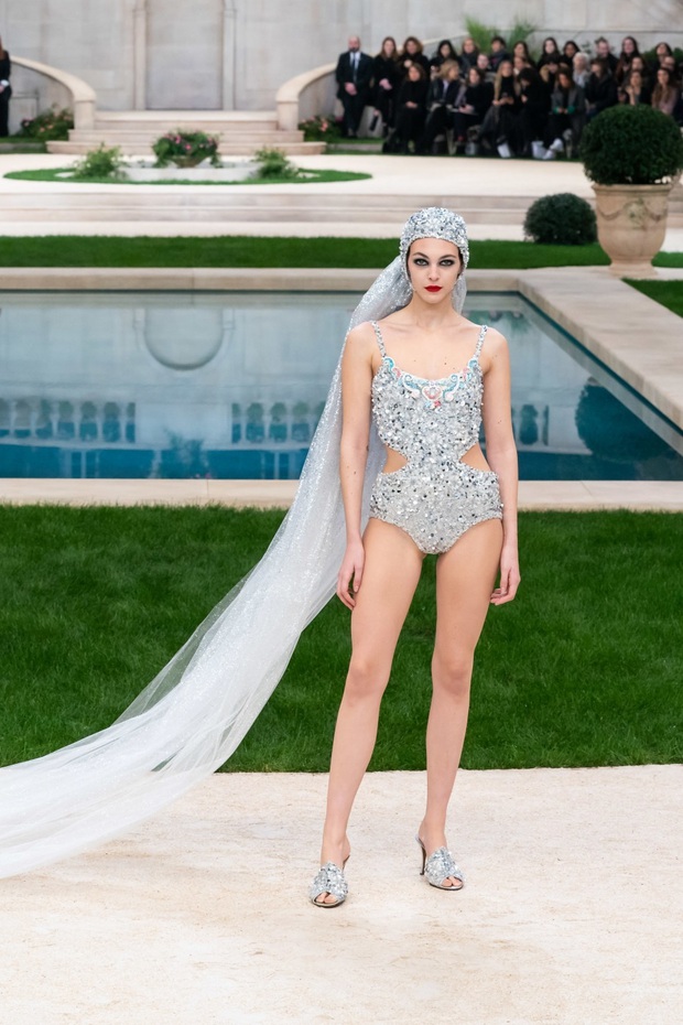 Cô dâu cuối cùng của Karl Lagerfeld gây bất ngờ khi diện váy cưới giản dị, gần như để mặt mộc trong hôn lễ - Ảnh 1.