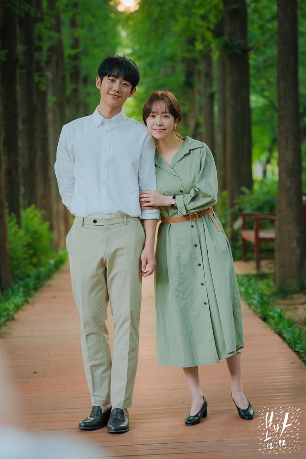 4 mẫu váy liền hot bền bỉ trong các drama Hàn, chị em sắm đủ thì muốn mặc xấu cũng khó - Ảnh 1. 4 mẫu váy liền hot bền bỉ trong các drama Hàn, chị em sắm đủ thì muốn mặc xấu cũng khó - Ảnh 1.