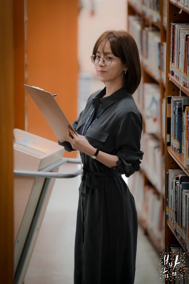 4 mẫu váy liền hot bền bỉ trong các drama Hàn, chị em sắm đủ thì muốn mặc xấu cũng khó - Ảnh 2. 4 mẫu váy liền hot bền bỉ trong các drama Hàn, chị em sắm đủ thì muốn mặc xấu cũng khó - Ảnh 2.