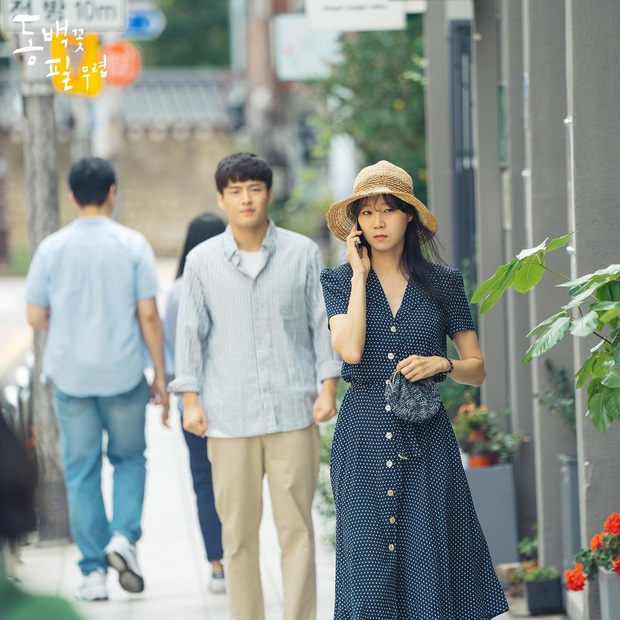 4 mẫu váy liền hot bền bỉ trong các drama Hàn, chị em sắm đủ thì muốn mặc xấu cũng khó - Ảnh 4. 4 mẫu váy liền hot bền bỉ trong các drama Hàn, chị em sắm đủ thì muốn mặc xấu cũng khó - Ảnh 4.