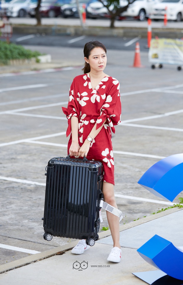 4 mẫu váy liền hot bền bỉ trong các drama Hàn, chị em sắm đủ thì muốn mặc xấu cũng khó - Ảnh 5. 4 mẫu váy liền hot bền bỉ trong các drama Hàn, chị em sắm đủ thì muốn mặc xấu cũng khó - Ảnh 5.