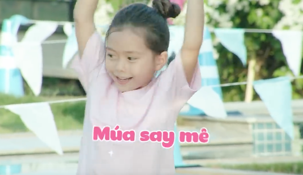 Nhóc Andy nhà Thu Trang mải mê ngắm bé Sol múa trong chuyến du lịch biển - Ảnh 2.