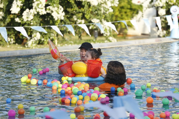 Nhóc Andy nhà Thu Trang mải mê ngắm bé Sol múa trong chuyến du lịch biển - Ảnh 9.