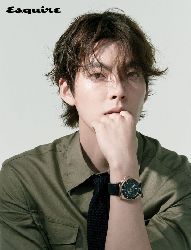 Kim Woo Bin lần đầu lên bìa tạp chí sau 3 năm điều trị ung thư: Visual trứ danh, bắp tay cuồn cuộn gây ngỡ ngàng - Ảnh 2.