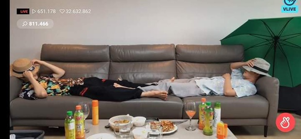 Góc quỳ lạy: Hai nam idol nhà SM giả vờ đi du lịch tại nhà, còn… nằm ngủ luôn trên sóng livestream khiến fan hết hồn - Ảnh 2.
