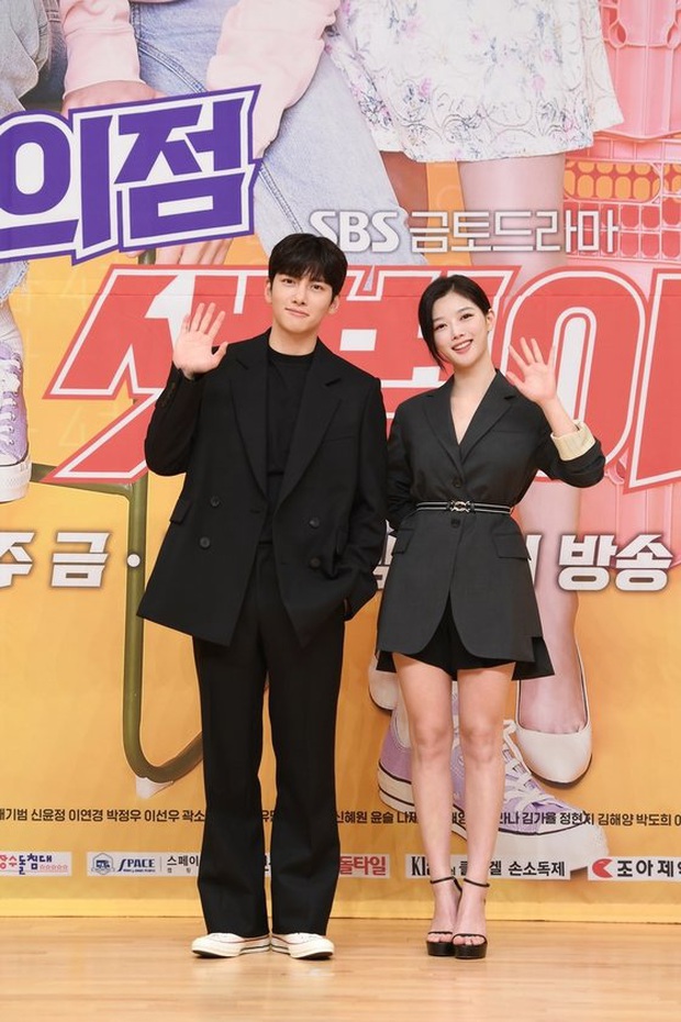 Ji Chang Wook - Kim Yoo Jung đẹp đôi bất ngờ tại họp báo, vô tình hay cố ý mà như diện đồ đôi thế này? - Ảnh 3.