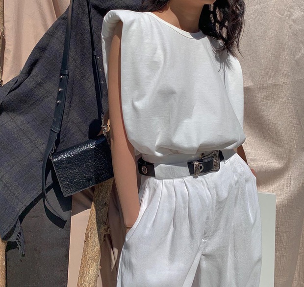 Hot hit nhất lúc này là áo phông độn vai, nàng nào diện lên cũng cool ngầu quyền lực đậm chất nữ tổng tài - Ảnh 3. Hot hit nhất lúc này là áo phông độn vai, nàng nào diện lên cũng cool ngầu quyền lực đậm chất nữ tổng tài - Ảnh 3.