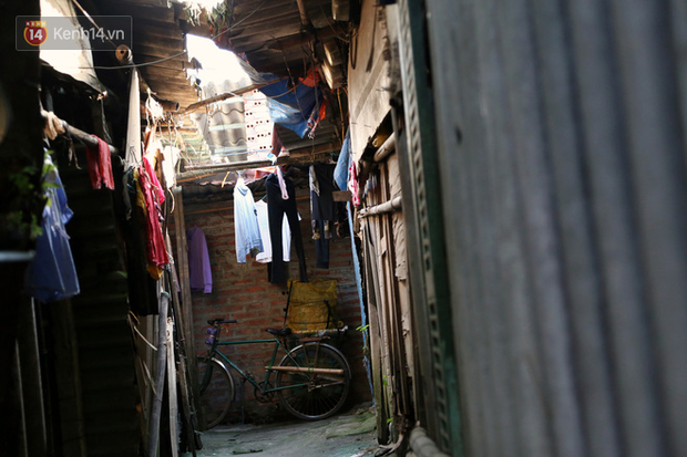 Người nghèo oằn mình trong căn phòng trọ bằng tôn cao chưa đầy 4m dưới nắng nóng 50 độ ở Hà Nội: Giữa trưa hơi nóng phả xuống không khác gì cái lò nướng cỡ lớn - Ảnh 10.