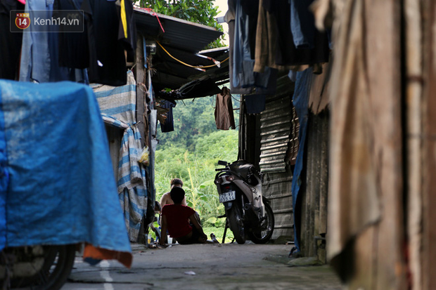 Người nghèo oằn mình trong căn phòng trọ bằng tôn cao chưa đầy 4m dưới nắng nóng 50 độ ở Hà Nội: Giữa trưa hơi nóng phả xuống không khác gì cái lò nướng cỡ lớn - Ảnh 14.