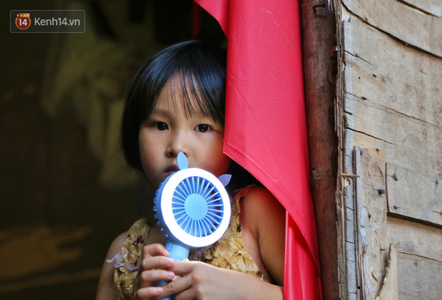 Người nghèo oằn mình trong căn phòng trọ bằng tôn cao chưa đầy 4m dưới nắng nóng 50 độ ở Hà Nội: Giữa trưa hơi nóng phả xuống không khác gì cái lò nướng cỡ lớn - Ảnh 13.