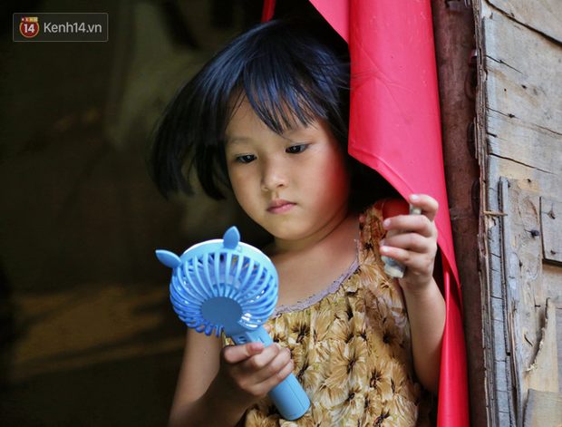 Người nghèo oằn mình trong căn phòng trọ bằng tôn cao chưa đầy 4m dưới nắng nóng 50 độ ở Hà Nội: Giữa trưa hơi nóng phả xuống không khác gì cái lò nướng cỡ lớn - Ảnh 12.