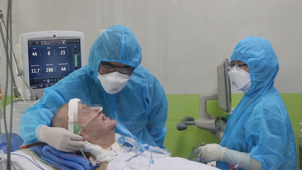 Clip, hình ảnh nam phi công người Anh mỉm cười, cầm ly uống nước và bắt tay với nhân viên y tế tại BV Chợ Rẫy - Ảnh 6. Clip, hình ảnh nam phi công người Anh mỉm cười, cầm ly uống nước và bắt tay với nhân viên y tế tại BV Chợ Rẫy - Ảnh 6.