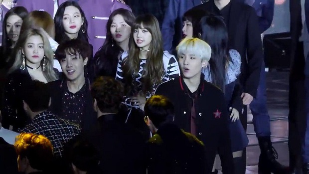 Netizen tưởng tượng cảnh BTS và BLACKPINK gặp nhau: Biểu cảm “hằm hè”, chiến tranh nổ ra là điều tất yếu? - Ảnh 5.
