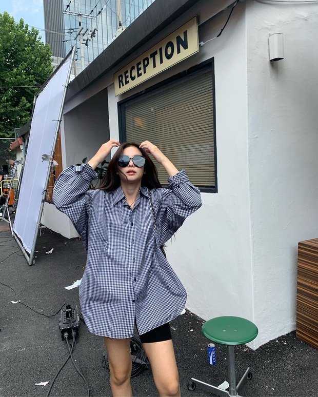 Đã bao mùa Hè trôi qua, sao Hàn vẫn chưa chán một kiểu áo sơ mi ai mặc cũng đẹp và sành điệu hơn gấp bội - Ảnh 2. Đã bao mùa Hè trôi qua, sao Hàn vẫn chưa chán một kiểu áo sơ mi ai mặc cũng đẹp và sành điệu hơn gấp bội - Ảnh 2.