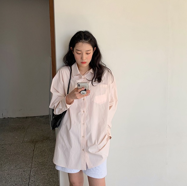 Đã bao mùa Hè trôi qua, sao Hàn vẫn chưa chán một kiểu áo sơ mi ai mặc cũng đẹp và sành điệu hơn gấp bội - Ảnh 11. Đã bao mùa Hè trôi qua, sao Hàn vẫn chưa chán một kiểu áo sơ mi ai mặc cũng đẹp và sành điệu hơn gấp bội - Ảnh 11.