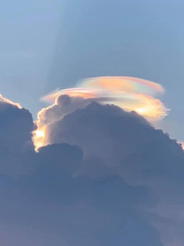 HOT: Hiện tượng mây ngũ sắc tuyệt đẹp mới xuất hiện tại Việt Nam, dân tình thích thú khoe ảnh cực ảo - Ảnh 7.