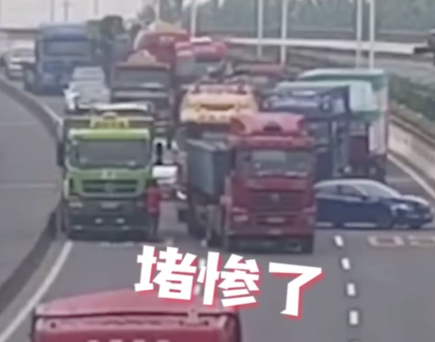 Nữ tài xế “tân binh ngang nhiên lái xe rẽ ngược chiều làm náo loạn hàng loạt phương tiện giao thông, xem đoạn video ai cũng ngao ngán - Ảnh 4.