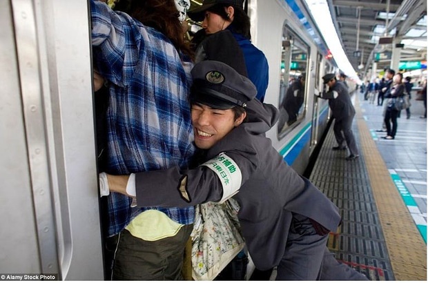 Du khách “sốc” trước cảnh tượng này khi lần đầu đến Nhật Bản: Nhân viên cố nhồi nhét khách lên tàu, tìm hiểu nguyên nhân mới bất ngờ - Ảnh 8.