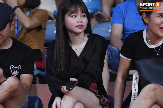 Loạt phản ứng trái ngược của hội WAGs khi lọt vào tầm ngắm cameraman: Vợ Công Phượng kín bưng - bạn gái Quang Hải thoải mái nói cười - Ảnh 5. Loạt phản ứng trái ngược của hội WAGs khi lọt vào tầm ngắm cameraman: Vợ Công Phượng kín bưng - bạn gái Quang Hải thoải mái nói cười - Ảnh 5.