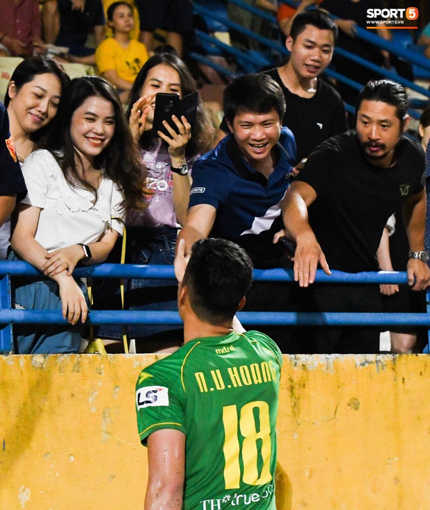 Loạt phản ứng trái ngược của hội WAGs khi lọt vào tầm ngắm cameraman: Vợ Công Phượng kín bưng - bạn gái Quang Hải thoải mái nói cười - Ảnh 11. Loạt phản ứng trái ngược của hội WAGs khi lọt vào tầm ngắm cameraman: Vợ Công Phượng kín bưng - bạn gái Quang Hải thoải mái nói cười - Ảnh 11.