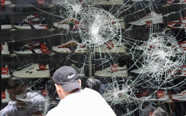 Bạo lực dữ dội ở Stuggart (Đức), xe cảnh sát và cửa hàng bị đập phá - Ảnh 1.