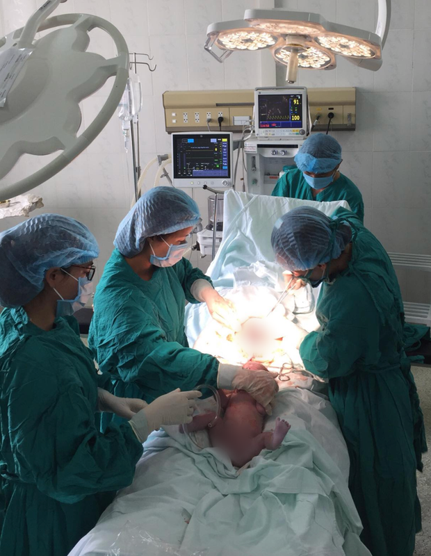 Sinh con khi mới 16 tuổi vì tảo hôn, sản phụ ở Đắk Nông bị sa dây rốn suýt chết - Ảnh 1. Sinh con khi mới 16 tuổi vì tảo hôn, sản phụ ở Đắk Nông bị sa dây rốn suýt chết - Ảnh 1.