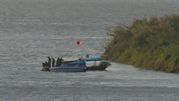 Hà Nội: Cận cảnh trục vớt quả bom dài gần 2m, nặng 280 cân dưới chân cầu Long Biên - Ảnh 3.