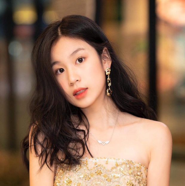 Con gái Lưu Thiên Hương khoe dáng chuẩn ở biển, mới 15 tuổi đã sớm bộc lộ khí chất mỹ nhân - Ảnh 4. Con gái Lưu Thiên Hương khoe dáng chuẩn ở biển, mới 15 tuổi đã sớm bộc lộ khí chất mỹ nhân - Ảnh 4.