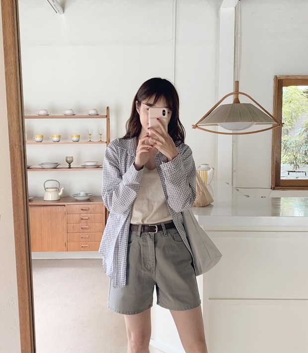 Áo sơ mi tưởng nhạt như nước ốc nhưng lại cực nhiều cách mix hay ho, chị em diện ngày thường hay đi du lịch cũng xinh - Ảnh 8. Áo sơ mi tưởng nhạt như nước ốc nhưng lại cực nhiều cách mix hay ho, chị em diện ngày thường hay đi du lịch cũng xinh - Ảnh 8.