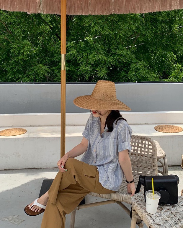Áo sơ mi tưởng nhạt như nước ốc nhưng lại cực nhiều cách mix hay ho, chị em diện ngày thường hay đi du lịch cũng xinh - Ảnh 6. Áo sơ mi tưởng nhạt như nước ốc nhưng lại cực nhiều cách mix hay ho, chị em diện ngày thường hay đi du lịch cũng xinh - Ảnh 6.