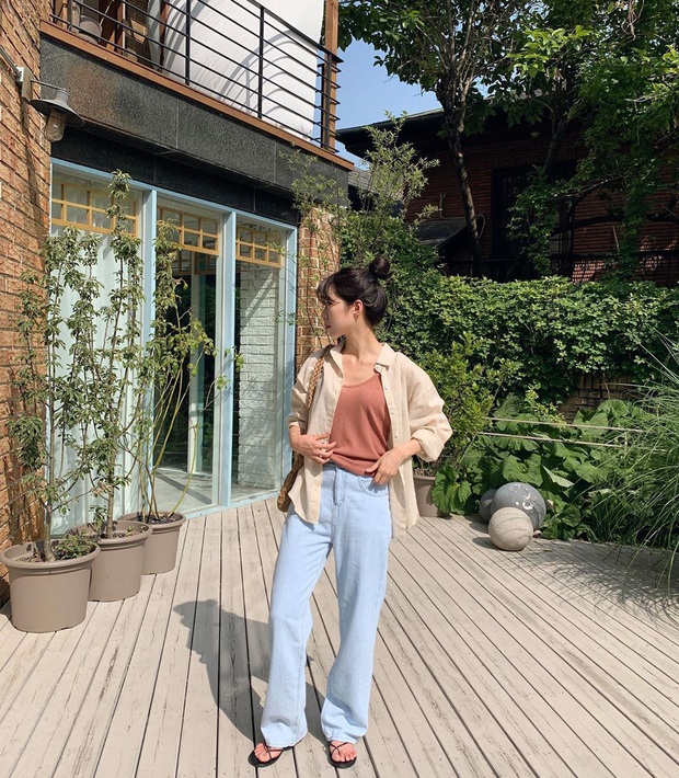 Áo sơ mi tưởng nhạt như nước ốc nhưng lại cực nhiều cách mix hay ho, chị em diện ngày thường hay đi du lịch cũng xinh - Ảnh 7. Áo sơ mi tưởng nhạt như nước ốc nhưng lại cực nhiều cách mix hay ho, chị em diện ngày thường hay đi du lịch cũng xinh - Ảnh 7.