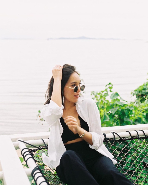 Áo sơ mi tưởng nhạt như nước ốc nhưng lại cực nhiều cách mix hay ho, chị em diện ngày thường hay đi du lịch cũng xinh - Ảnh 11. Áo sơ mi tưởng nhạt như nước ốc nhưng lại cực nhiều cách mix hay ho, chị em diện ngày thường hay đi du lịch cũng xinh - Ảnh 11.