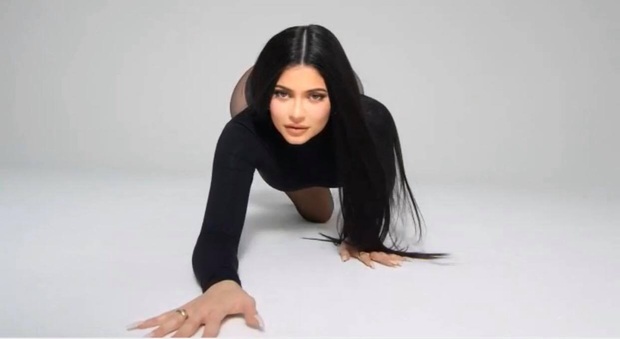 Song kiếm hợp bích cùng Kylie, đôi chân dài của Kendall Jenner lại chiếm hết spotlight vì độ hoàn hảo khó tin - Ảnh 8.