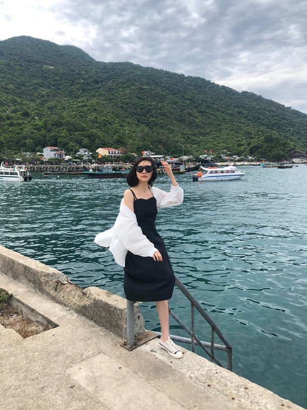 Áo sơ mi tưởng nhạt như nước ốc nhưng lại cực nhiều cách mix hay ho, chị em diện ngày thường hay đi du lịch cũng xinh - Ảnh 9. Áo sơ mi tưởng nhạt như nước ốc nhưng lại cực nhiều cách mix hay ho, chị em diện ngày thường hay đi du lịch cũng xinh - Ảnh 9.