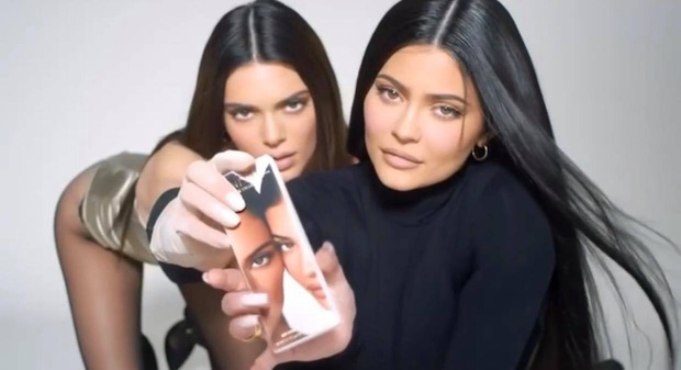 Song kiếm hợp bích cùng Kylie, đôi chân dài của Kendall Jenner lại chiếm hết spotlight vì độ hoàn hảo khó tin - Ảnh 5.