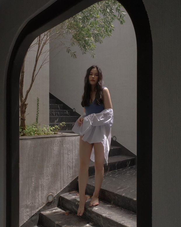 Áo sơ mi tưởng nhạt như nước ốc nhưng lại cực nhiều cách mix hay ho, chị em diện ngày thường hay đi du lịch cũng xinh - Ảnh 14. Áo sơ mi tưởng nhạt như nước ốc nhưng lại cực nhiều cách mix hay ho, chị em diện ngày thường hay đi du lịch cũng xinh - Ảnh 14.