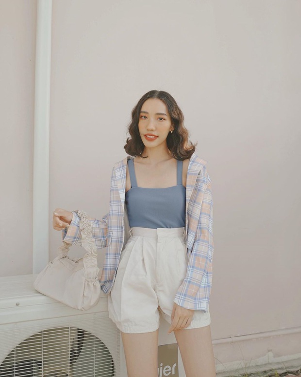 Áo sơ mi tưởng nhạt như nước ốc nhưng lại cực nhiều cách mix hay ho, chị em diện ngày thường hay đi du lịch cũng xinh - Ảnh 15. Áo sơ mi tưởng nhạt như nước ốc nhưng lại cực nhiều cách mix hay ho, chị em diện ngày thường hay đi du lịch cũng xinh - Ảnh 15.