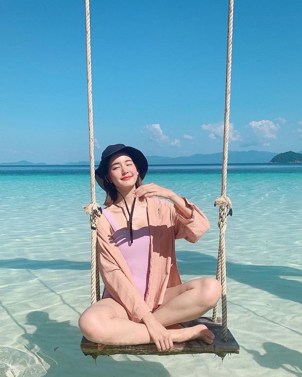 Áo sơ mi tưởng nhạt như nước ốc nhưng lại cực nhiều cách mix hay ho, chị em diện ngày thường hay đi du lịch cũng xinh - Ảnh 13. Áo sơ mi tưởng nhạt như nước ốc nhưng lại cực nhiều cách mix hay ho, chị em diện ngày thường hay đi du lịch cũng xinh - Ảnh 13.